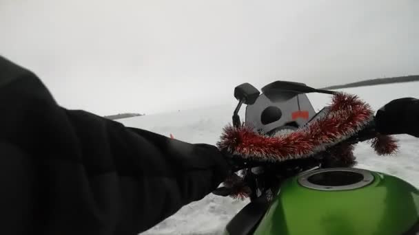 Passeios de motociclista em uma estrada coberta de neve no campo. Vídeo em primeira pessoa. — Vídeo de Stock