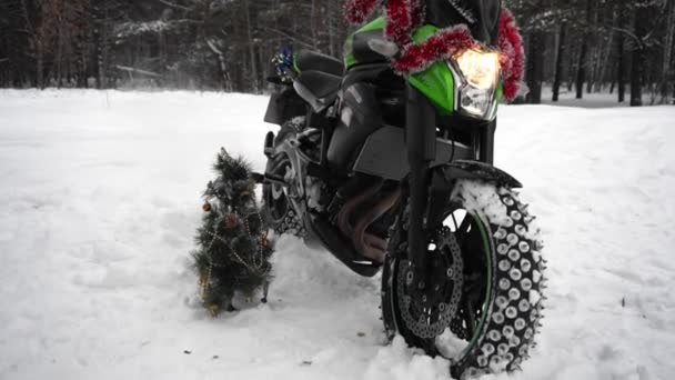 Motorkerékpár az utcán télen díszített tinsel mellett álló karácsonyfa — Stock videók