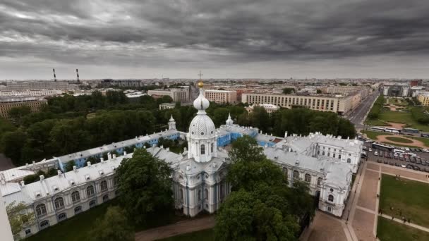タイムラプスの劇的な空、スモルニー大聖堂からのサンクトペテルブルクの街の眺め — ストック動画