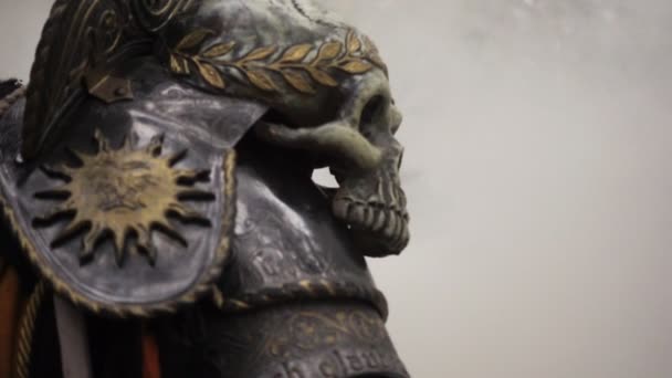 Череп на обладунках середньовічного лицаря в густому димі — стокове відео
