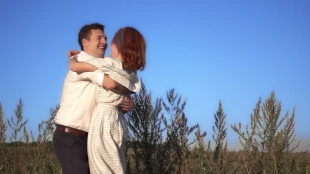 Άντρας και γυναίκα ερωτευμένοι τρέχουν να αγκαλιαστούν και να φιληθούν — Αρχείο Βίντεο