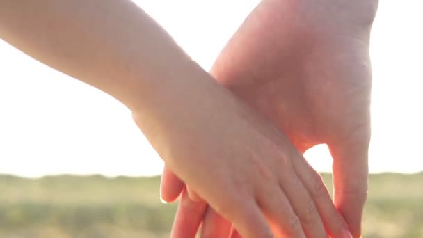 Mann nimmt Frauen sanft an die Hand und sie beginnen zu gehen — Stockvideo