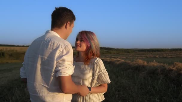 Liefdevolle vrouw kust man in wang en hij raakt haar schouders — Stockvideo