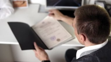 Belgeler masadaki siyah klasörde gösteriliyor