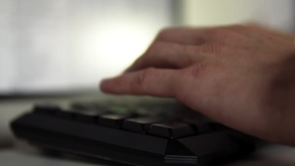 Main close-up derrière le clavier de l'ordinateur — Video