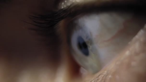 Oko oční bulvy s odrazem nekonečné rolování stránky na internetu — Stock video
