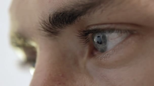 Крупный план отражения монитора компьютера в глазах человека — стоковое видео