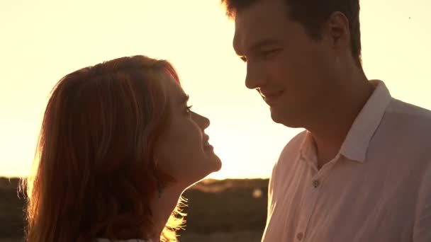 恋爱中的男人和女人互相望着对方亲吻 — 图库视频影像
