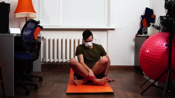 Meditazione in un ambiente domestico mentre in quarantena con animali domestici — Video Stock