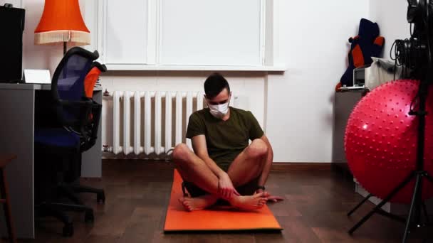 Meditação em um ambiente doméstico enquanto em quarentena com animais de estimação — Vídeo de Stock