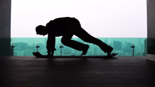 Молодой человек занимается гимнастикой на фоне небоскребов мегаполиса — стоковое видео