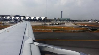 Pistte uçmaya başladığında uçak penceresinin manzarası.