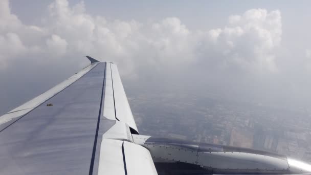 Vista de primer plano del ala del avión en el momento del vuelo en las nubes — Vídeos de Stock