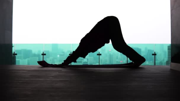 Morning gymnastics on the background of the metropolis silhouette of a young man — Stock Video