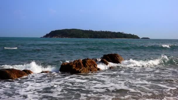 海浪拍打岩石,造成了巨大的水花 — 图库视频影像