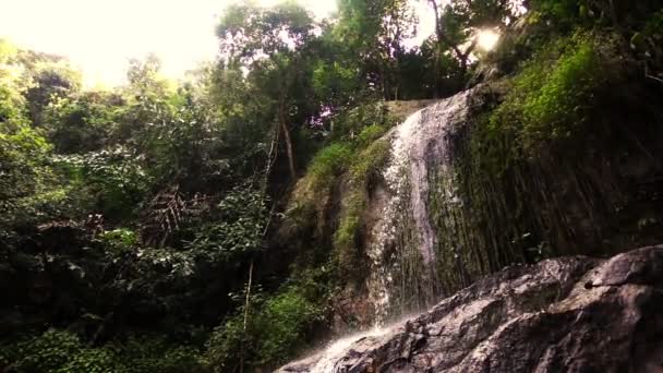 The water falls from the cascade Na Muang in Thai forest — Stock Video