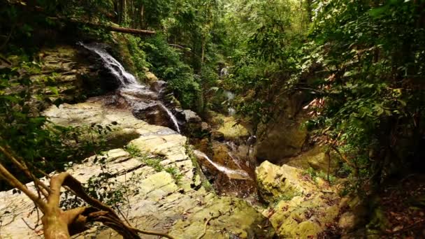 Vista superior de la cascada Khung Shi en la selva de Tailandia — Vídeos de Stock