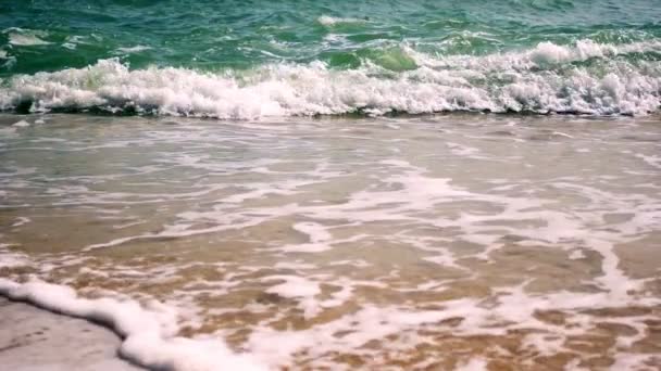 Nahaufnahme der Wellen, die den Sand an der Küste schlagen — Stockvideo