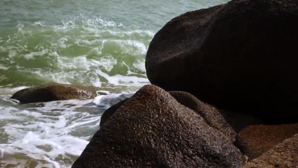 Ola del océano late de las grandes rocas que están en el océano — Vídeos de Stock