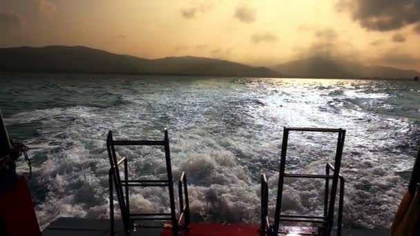 Jachtmotor op volle zee bij hoge snelheid brekende golven — Stockvideo