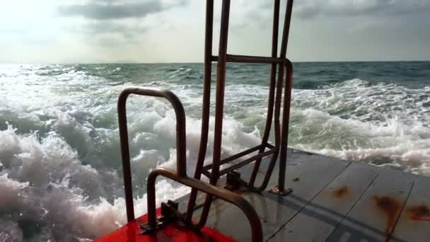 Vista lateral del viejo motor de yate haciendo olas en el océano — Vídeos de Stock