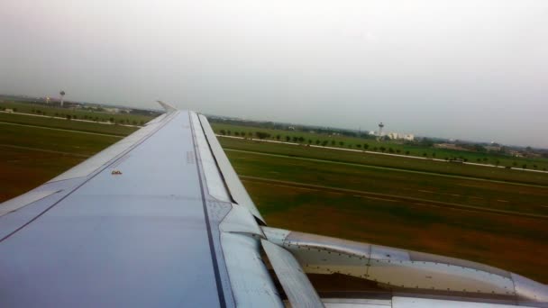 The plane successfully landed at the Bangkok airport wing view — Stock Video