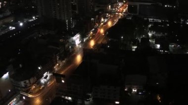 Bangkok sokaklarında sürekli akan araba akıntısı