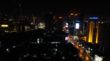 Bangkok 'un aydınlanmış sokaklarında gece vakti araba trafiği