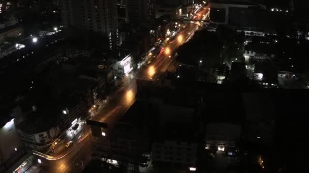 Corriente continua de coches que se mueven por las calles de la noche Bangkok — Vídeo de stock