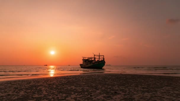Colorido atardecer detrás del barco en la playa de Tailandia — Vídeos de Stock