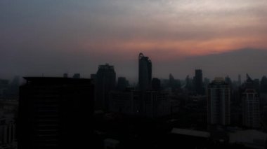 Tayland 'da, Bangkok' un beton ormanında güneş doğuyor.