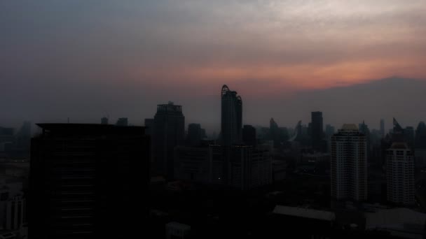 Солнце восходит в бетонных джунглях Бангкока в Таиланде — стоковое видео