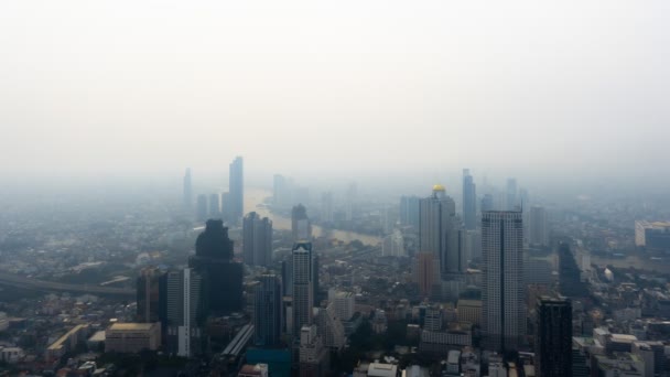 Los coches se mueven rápidamente por las calles de la nebulosa Bangkok — Vídeo de stock