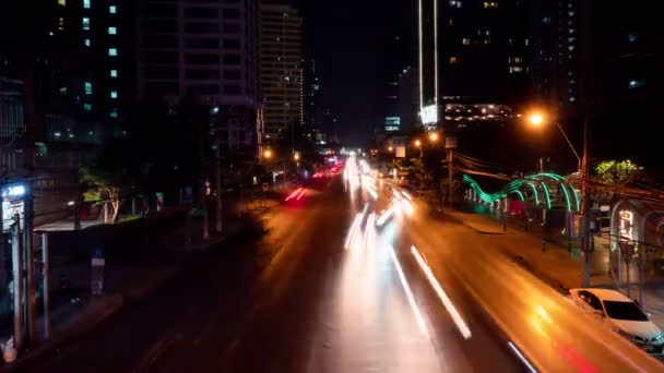Bilar rör sig snabbt över gatorna i Bangkok på natten timelapse — Stockvideo