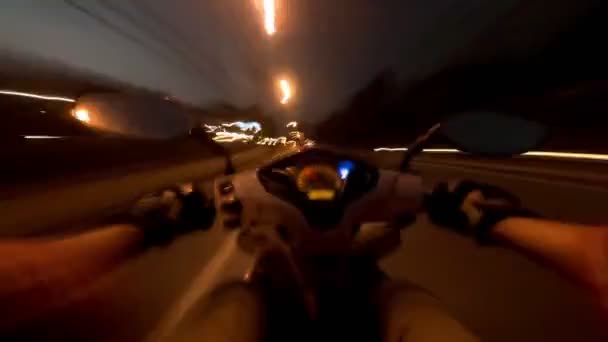 Hombre montando una moto sobre las calles de la hiperlapso iluminado Samui — Vídeos de Stock