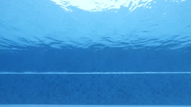 Massives blaues Wasser im Schwimmbad bewegt sich leicht — Stockvideo