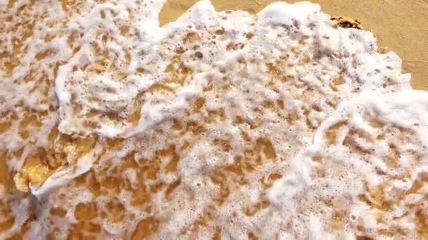 La parola vacay dipinta sulla sabbia viene lavata via dall'onda — Video Stock