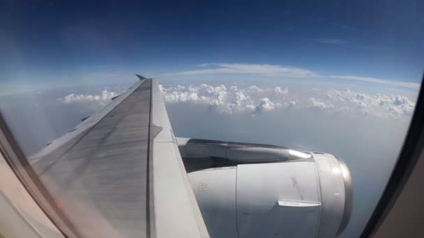 Avião voando sobre as nuvens altas no céu da Tailândia — Vídeo de Stock