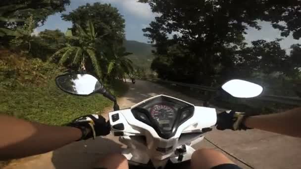 Mannen åker skoter längs vägen i Thailands djungel — Stockvideo