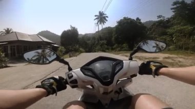 Mobilet sürücüsü Samui 'de ormanın içinden geçiyor.