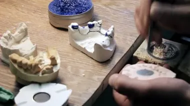 Diş protezi uzmanı, iş yerindeki biri.