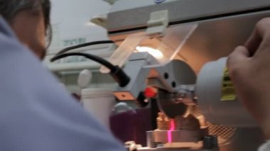 Protezci küçük dairesel bir testere diş çene protezini keser