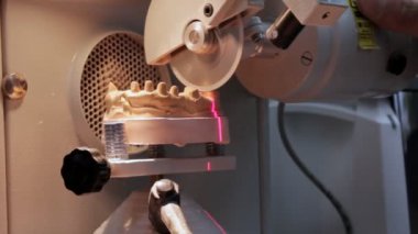 Protezci dairesel testere ile çalışıyor.