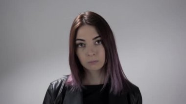 Genç bir kızın duyguları değişti önce üzgün sonra neşeli.