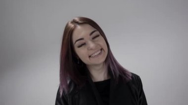 Bir kızın portresi aniden yüz ifadesini mutluluktan saldırganlığa dönüştürür.