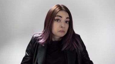 Çekici bir kadının portresi kafa karışıklığı üç kez omuz silkiyor.