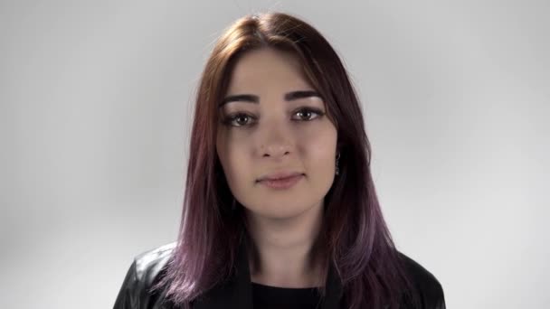 Porträtt av ung kvinna med färgat hår och bruna ögon står på väg att gråta — Stockvideo