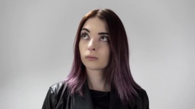 Kahverengi gözlü, çok düşünen ve başını kaşıyan genç bir kadının portresi.