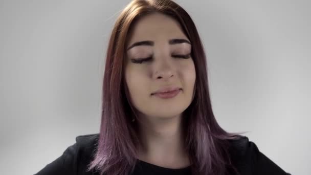 Portret zdenerwowanej dziewczyny z kolorowymi włosami prawie płaczącej i przesuwającej głowę na boki — Wideo stockowe