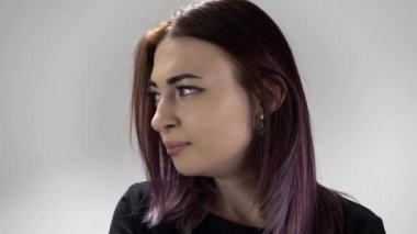 Genç ve çekici bir kadın izliyor ve başını çeviriyor üzgün ve neredeyse ağlıyordu.